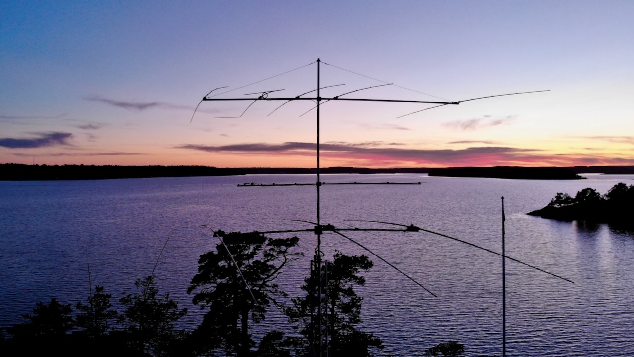 Antennas at night @ 2022 SM0MDG